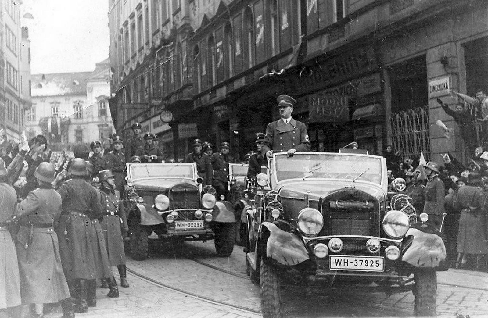 adolf-hitler-brno-17-brezen-1939-naciste-okupace-gestapo.jpg